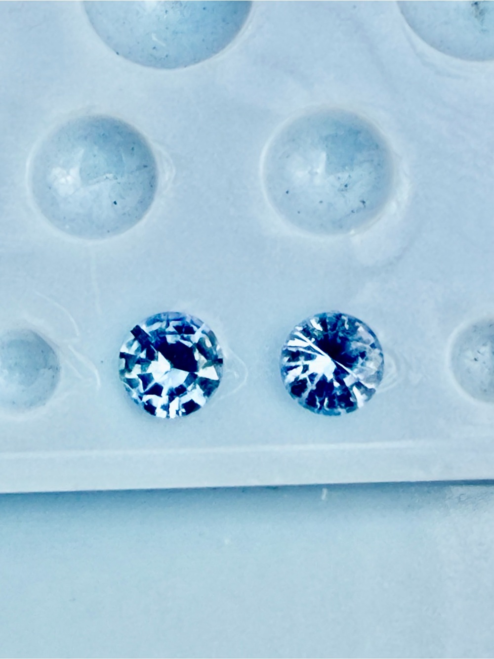 Blue Sapphire loose gemstones 💎 3.5mm round .47 carats total weight.
